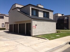 16622 Jib Cir, Unit #2 in Huntington Beach, CA - Foto de edificio - Building Photo