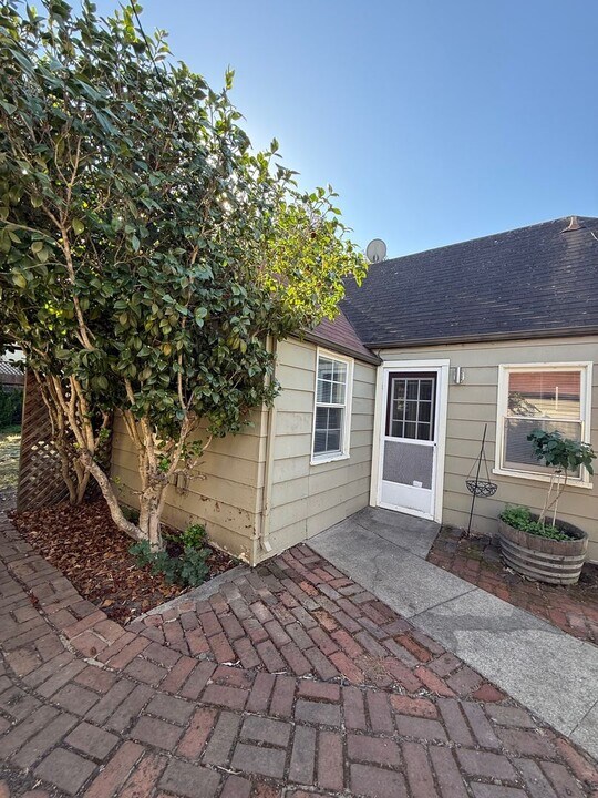 746 Slater St in Santa Rosa, CA - Building Photo