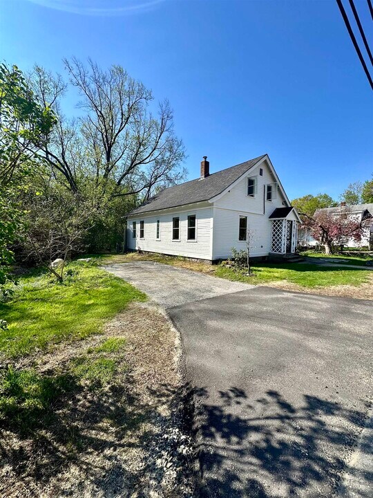 10 Waukewan St in Meredith, NH - Building Photo