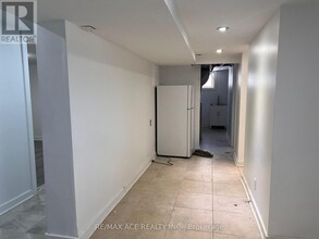 68 Sunnypoint Crescent in Toronto, ON - Building Photo - Building Photo