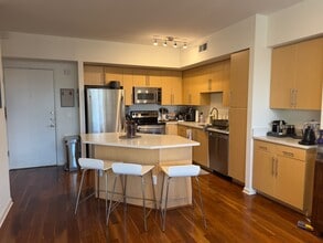 54 Rainey St, Unit 312 in Austin, TX - Foto de edificio - Building Photo