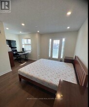 311 Oaktree Cir in Mississauga, ON - Building Photo - Building Photo