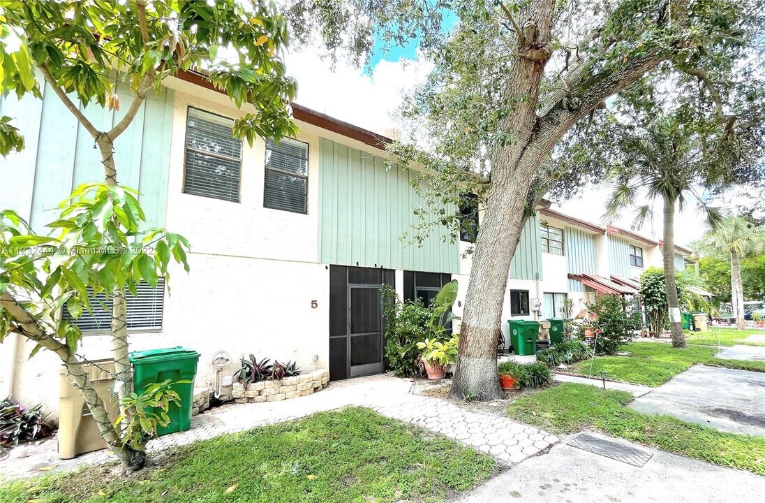 7901 NW 33rd St, Unit 5 in Hollywood, FL - Building Photo