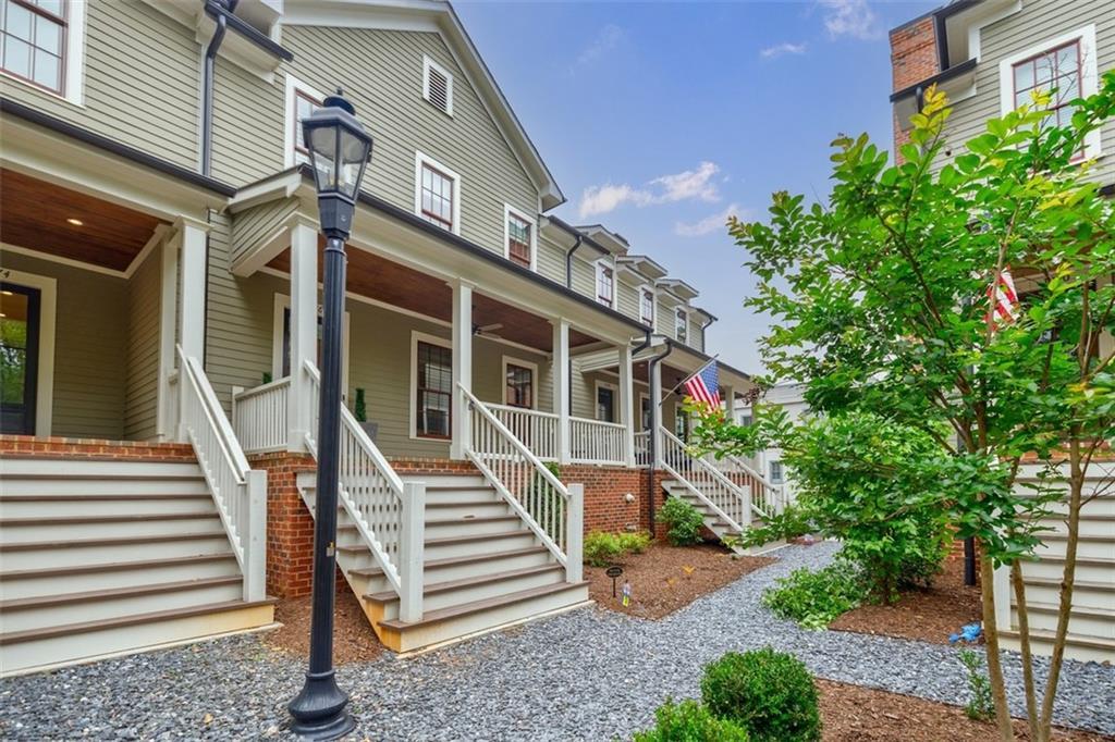 1076 Green St in Roswell, GA - Building Photo