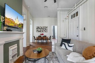 715 St Charles Ave in New Orleans, LA - Building Photo