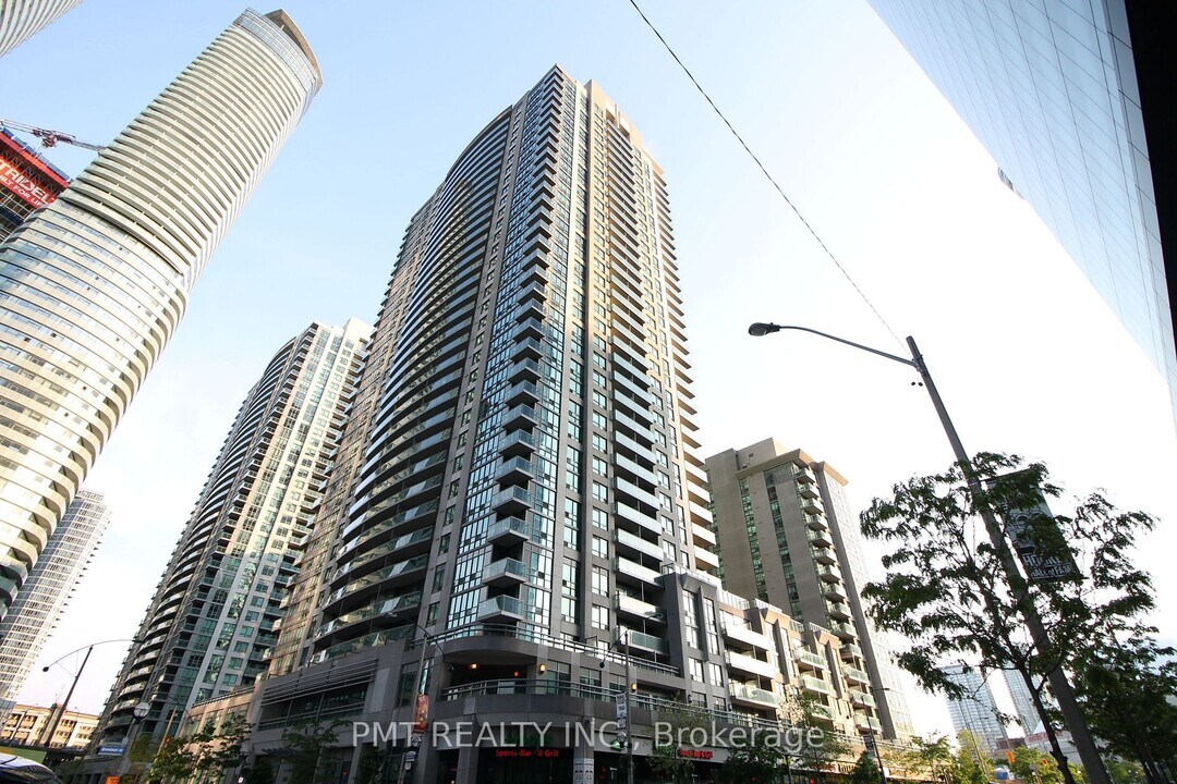 30-830 Grand Trunk Crescent in Toronto, ON - Building Photo
