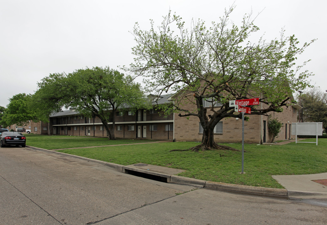 Macon Manor Apartments in Dallas, TX - Building Photo