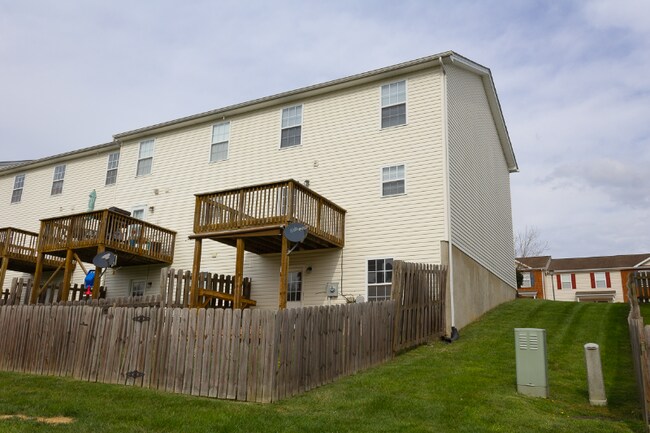 85 Charleston Ln in Christiansburg, VA - Building Photo - Building Photo