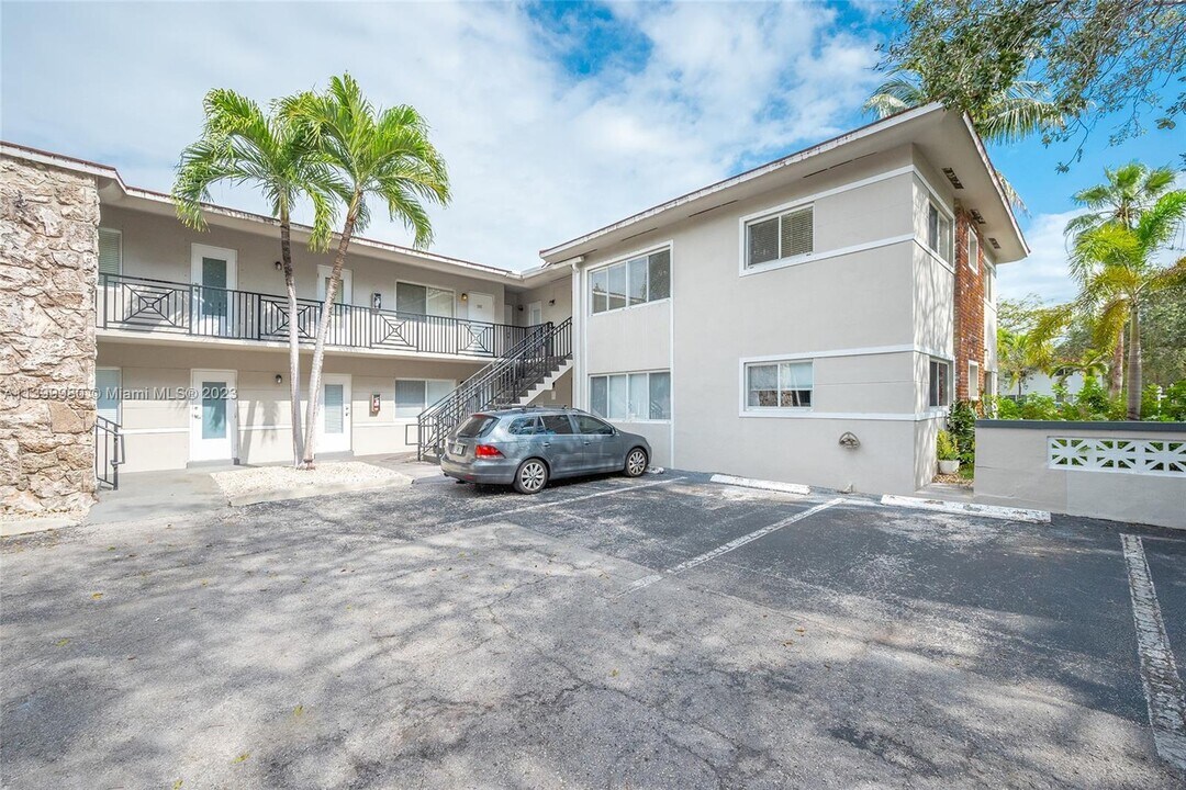 81 Edgewater Dr-Unit -203 in Coral Gables, FL - Building Photo