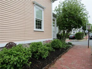 22 Mt Vernon St in Newport, RI - Building Photo - Building Photo