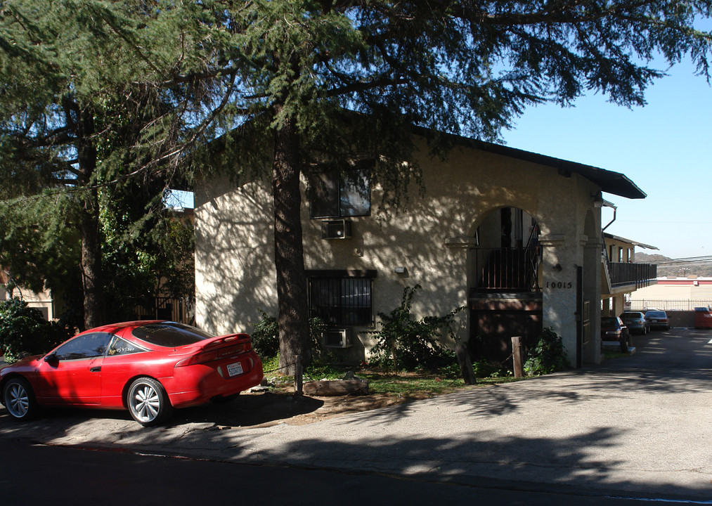 10015 Samoa Ave in Tujunga, CA - Building Photo