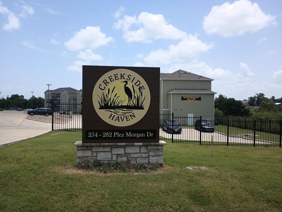 274 Plez Morgan in Montgomery, TX - Building Photo