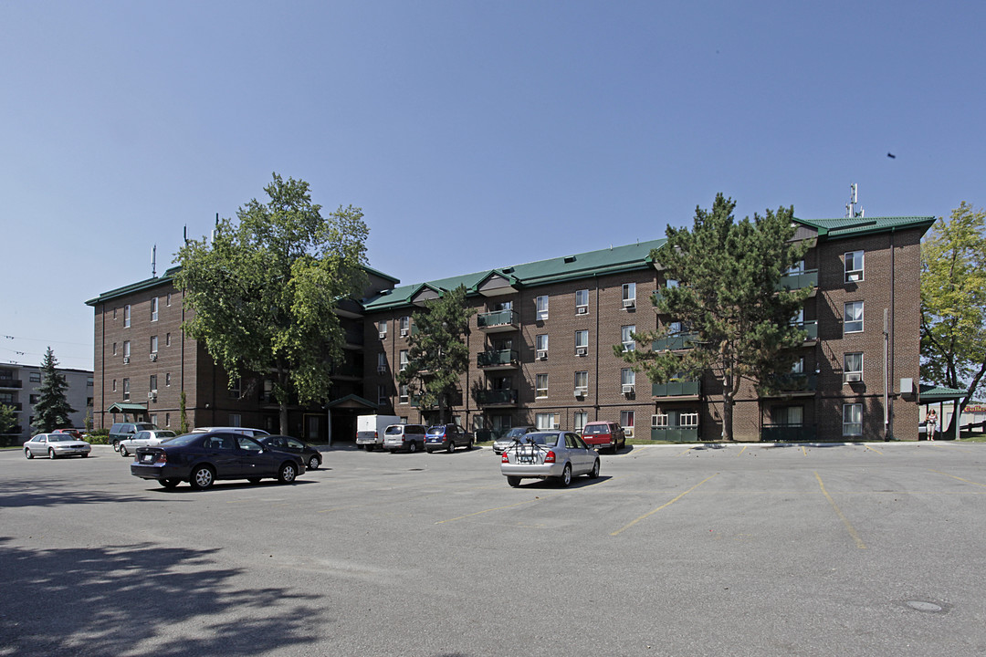 Cameo Place Apartments in Richmond Hill, ON - Building Photo