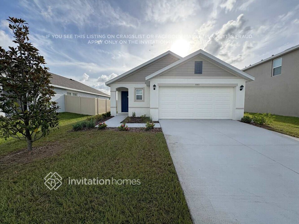 10831 Hidden Banks Gln in Parrish, FL - Building Photo