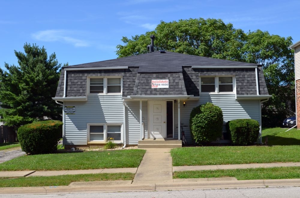 210 Lindell in Normal, IL - Foto de edificio