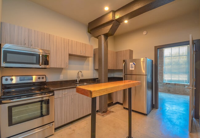 Burr Lofts in Petersburg, VA - Foto de edificio - Building Photo