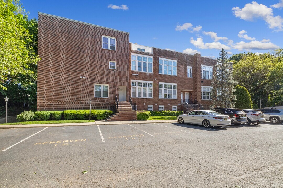 32 Smith Ave, Unit 2F in Fair Lawn, NJ - Building Photo