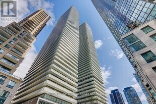 50 Charles St E in Toronto, ON - Building Photo