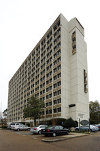 Madonna Manor Apartments in Jackson, MS - Foto de edificio - Building Photo