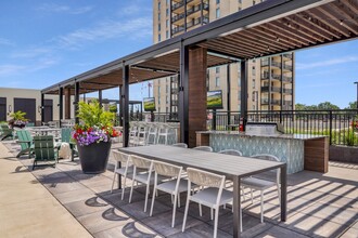 The Gateway at West Lake Quarter in Minneapolis, MN - Foto de edificio - Building Photo