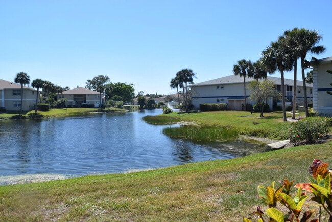1507 SE Royal Green Cir in Port St. Lucie, FL - Foto de edificio - Building Photo