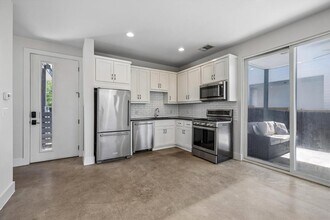 1182 Ridgeway Dr in Austin, TX - Building Photo - Building Photo