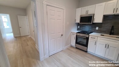 9 Noyes Plz, Unit 3 in Boston, MA - Foto de edificio - Building Photo