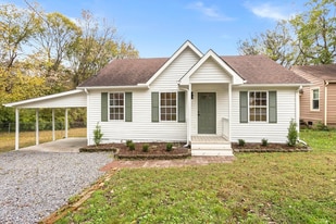 100 Sadler Ct, Unit Front Bedroom in Nashville, TN - Building Photo