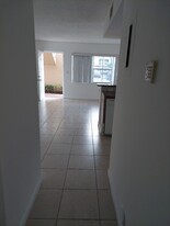 8695 NW 6th Ln, Unit 102 in Miami, FL - Foto de edificio - Building Photo