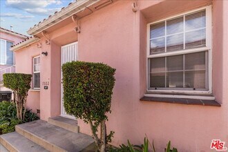 7922 S New Hampshire Ave in Los Angeles, CA - Foto de edificio - Building Photo