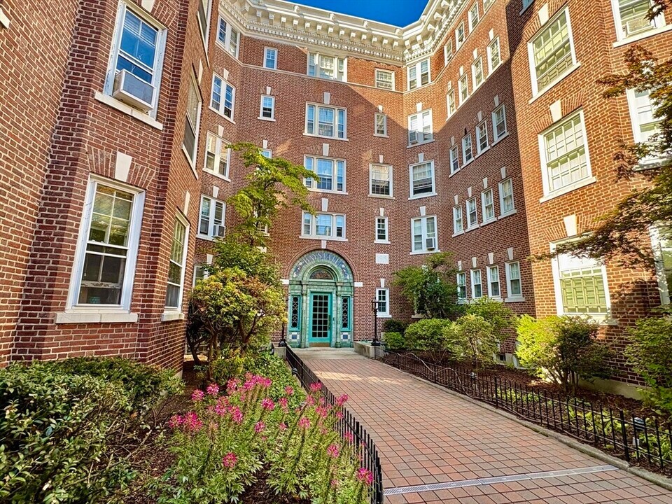 1572 Massachusetts Ave in Cambridge, MA - Building Photo