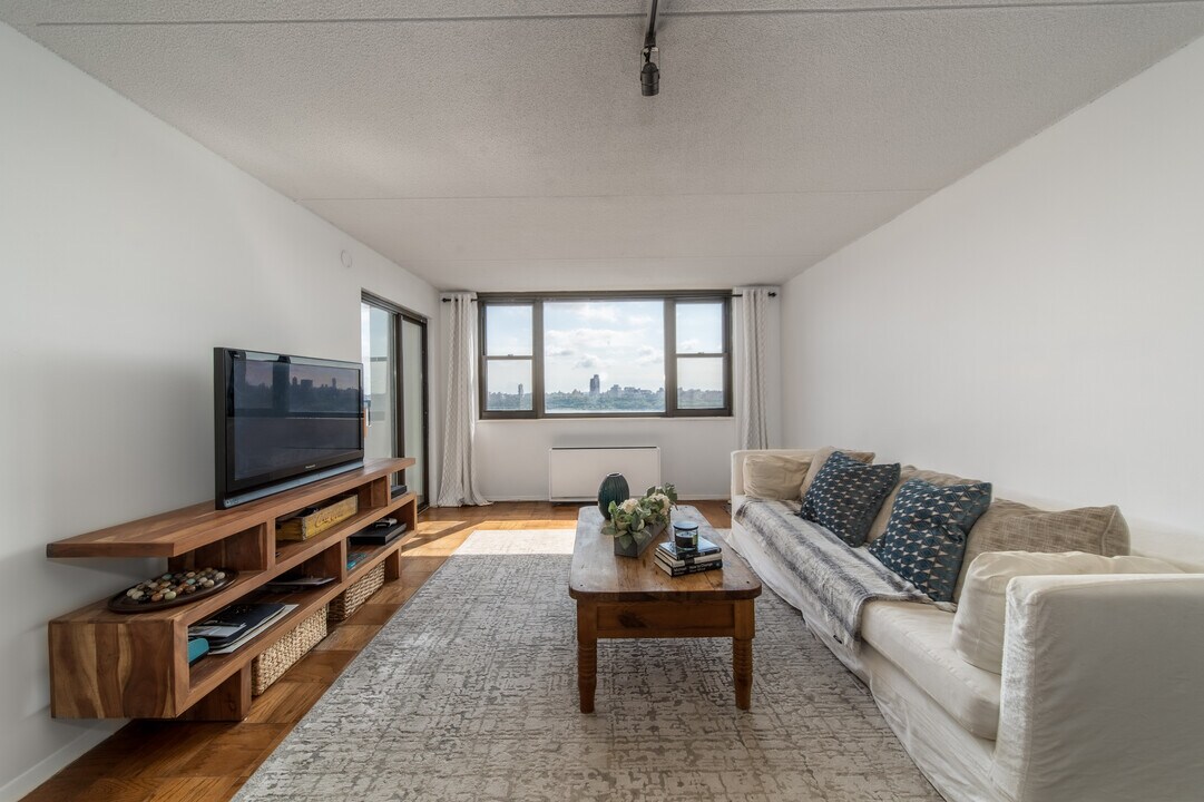 250 Gorge Rd, Unit 12K in Cliffside Park, NJ - Building Photo