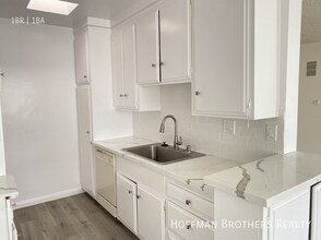 7010 Lanewood Ave, Unit 303 in Los Angeles, CA - Building Photo - Building Photo