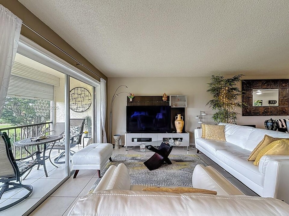 9411 N Hollybrook Lake Dr in Pembroke Pines, FL - Building Photo