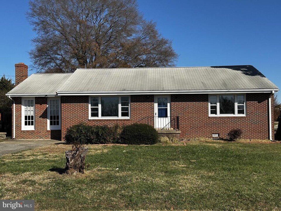 1900 Briscoe Ln in Fredericksburg, VA - Building Photo