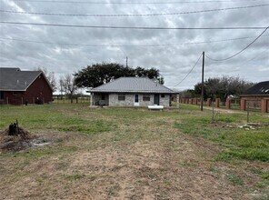 8 N Mile 4 W in Mercedes, TX - Foto de edificio - Building Photo