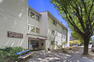 Honeysuckle Apartments in Seattle, WA - Building Photo - Building Photo