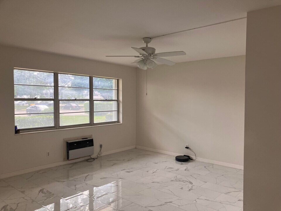 360 Windsor P in West Palm Beach, FL - Building Photo