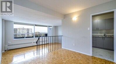 6161 Bathurst St in Toronto, ON - Building Photo - Building Photo