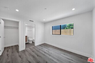 11522 Emelita St in Los Angeles, CA - Building Photo - Building Photo