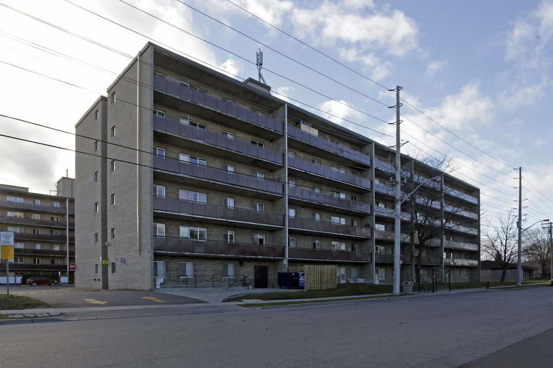 549-573 N Service Rd in Mississauga, ON - Building Photo