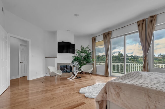 1991 Stradella Rd in Los Angeles, CA - Building Photo - Building Photo