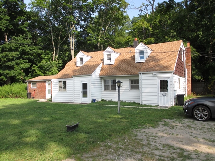 174 Mills Pond Rd in Saint James, NY - Foto de edificio