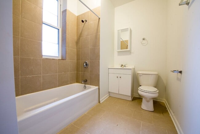 5901 S Michigan Ave Chicago, IL 60637 in Chicago, IL - Building Photo - Building Photo