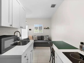 1286 NE 109th St-Unit -3 in Miami, FL - Building Photo - Building Photo