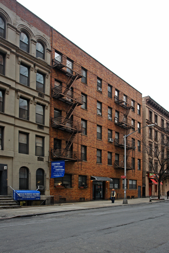 107 W 68th St in New York, NY - Foto de edificio - Building Photo