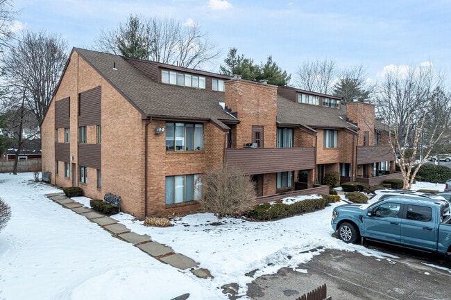 25 Stanley St in West Hartford, CT - Foto de edificio - Building Photo