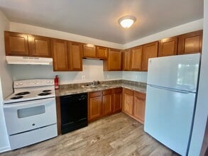 Ambassador West Apartments in Ypsilanti, MI - Foto de edificio - Building Photo