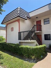 842 NE 209th St in Miami, FL - Building Photo - Building Photo