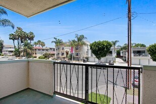 1723 S Barrington Ave in Los Angeles, CA - Building Photo